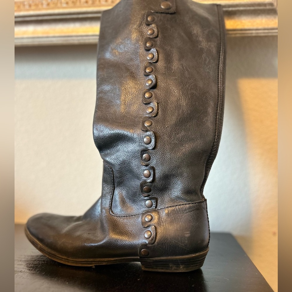 Nine West knee high boots. Black. Size 8